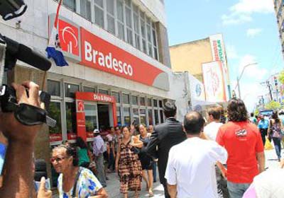 Agência bancária e Correios são assaltados na região metropolitana 