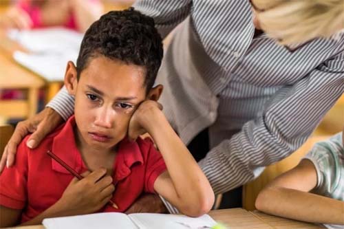 Crise de saúde mental nas escolas: 'Alunos estão deprimidos, ansiosos, em luto e faltam psicólogos'