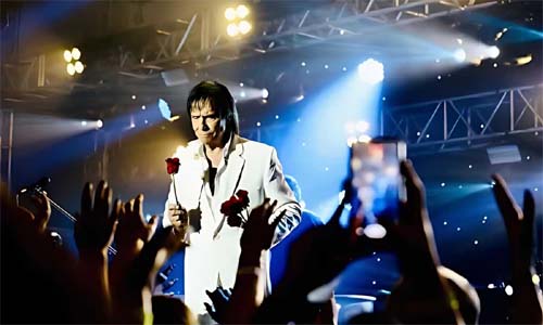Roberto Carlos doa renda do show de Dia das Mães para vítimas do RS