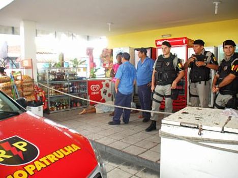 Jovem é morto enquanto bebia com amigos em posto de combustíveis