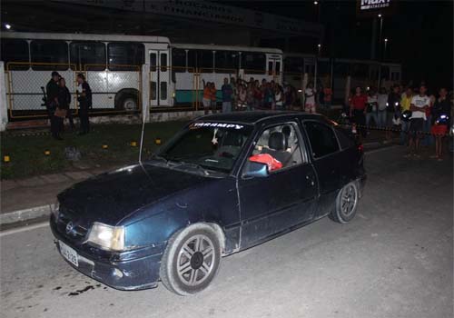 Jovem é assassinado a tiros dentro de veículo na Durval de Góes Monteiro 