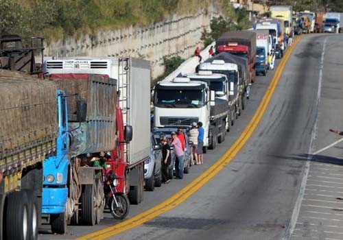 Greve de caminhoneiros afeta abastecimento e eleva preços de produtos em Alagoas