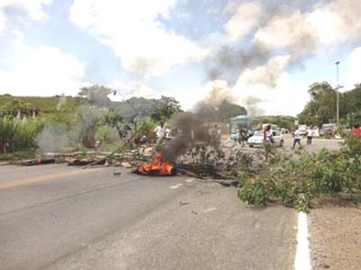 Sem-terra bloqueiam rodovia de polo onde a presidente Dilma fará inauguração