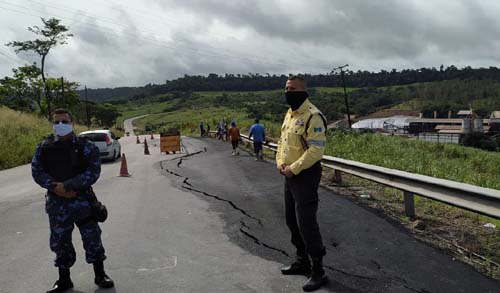 Trecho da rodovia AL 220 está com risco de desabamento entre Campo Alegre e São Miguel dos Campos