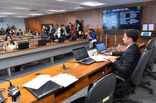 CTFC debate situação de estudantes de cursos a distância irregulares