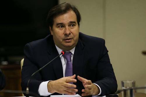 Maia corta viagens de deputados a festas juninas para votar reforma da Previdência
