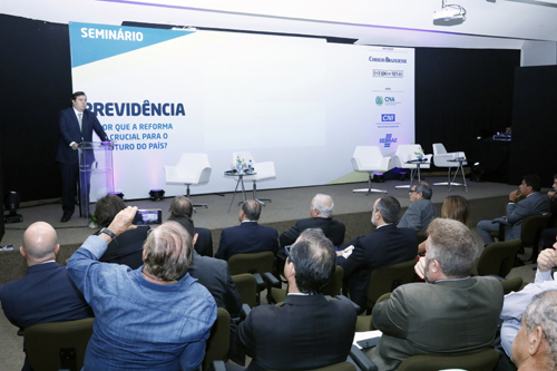 Para Rodrigo Maia, ambiente democrático atrai investimentos para o Brasil