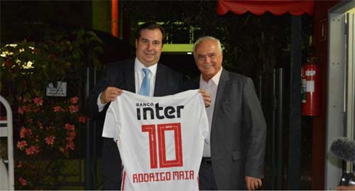 Aposta de Rodrigo Maia por clube-empresa aproxima o futebol brasileiro da Europa, mas exige cautela