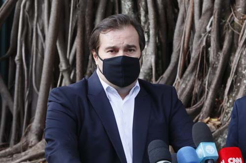 Maia solicita a Alcolumbre que convoque a Comissão Representativa do Congresso 