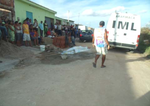 Irmão de policial militar é executado com 16 tiros na porta de casa