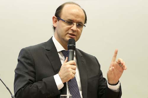 Brasil não precisa do Escola sem Partido, defende ministro da Educação