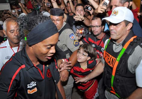 Com Ronaldinho, Flamengo é recebido com festa em Maceió