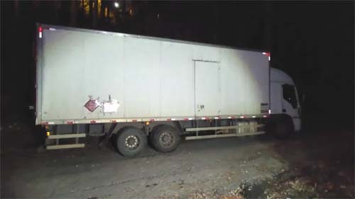 Bandidos roubam caminhão carregado com armas e munições e forçam motorista a colaborar com o crime