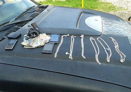 Bandidos assaltam loja no comércio; dois são presos