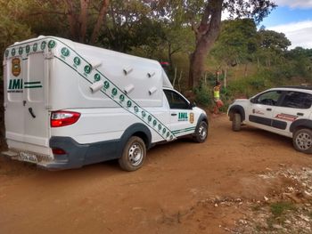 Filho encontra mãe de 79 anos morta no chão da sala com sinais de espancamento