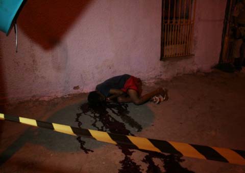 Mãe reconhece filho de 14 anos morto na calçada ao passar de ônibus