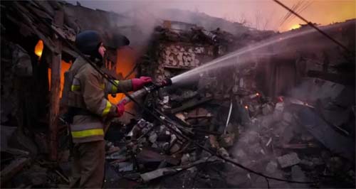 Rússia fez 'ataque massivo' com 120 mísseis e 90 drones, diz Zelensky