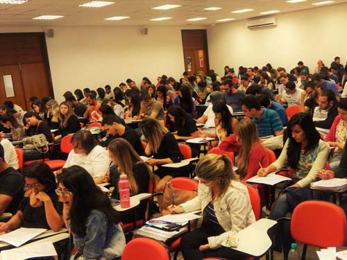 Aprendizado em sala de aula é mais eficaz, afirma especialista