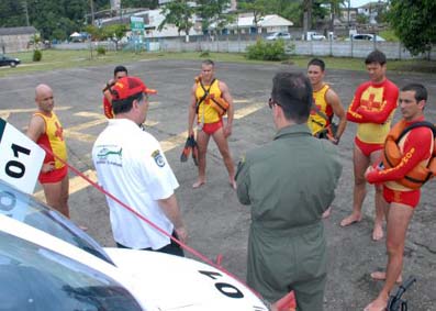 Bombeiros retomam busca de adolescente afogado na Jatiúca