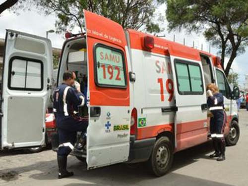 Uma pessoa morre após carro capotar e cair em ribanceira na BR-104 em Murici
