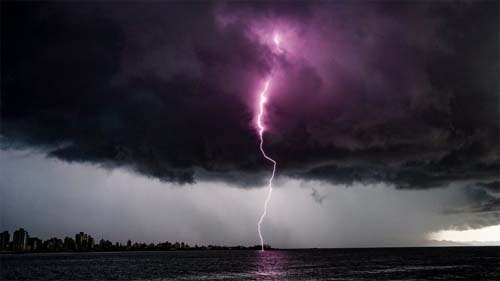 Estado de Santa Catarina cancela aulas presenciais em áreas de risco devido ao avanço de sistema extratropical