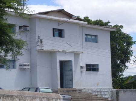 Presos fazem buraco com cabos de vassoura para tentar fugir de delegacia