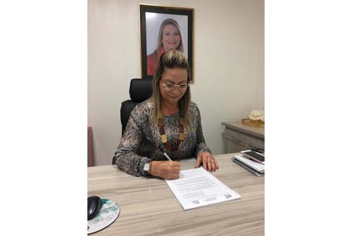 Prefeita Santana Mariano oficializa redução da carga horária dos professores