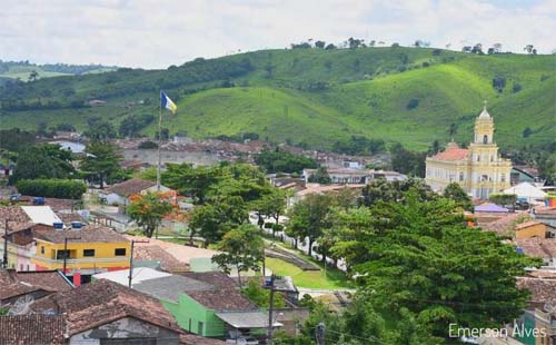 Jovem é morto a tiros na frente da companheira em via pública