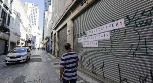 Após semanas de restrições, Brasil tem queda de novos casos de covid