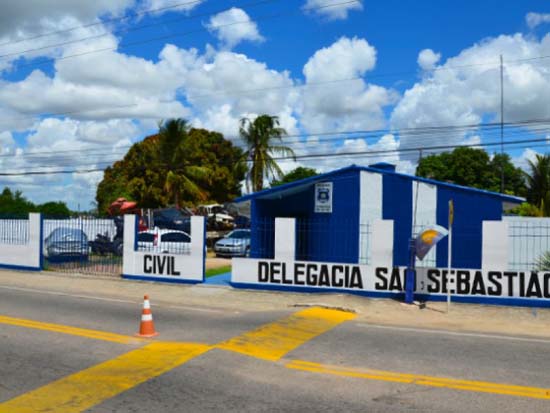Após denúncia, polícia encontra arma de fogo e drogas escondidas dentro de bolsa escolar
