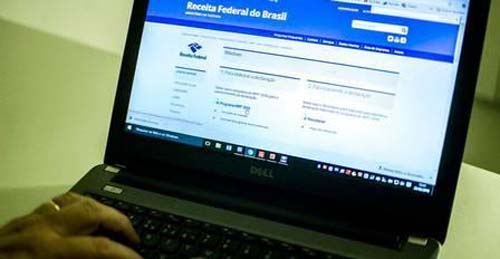 Trabalhador precisa declarar o saque-aniversário do FGTS no Imposto de Renda; prazo termina dia 31