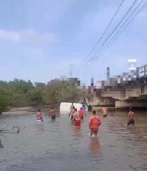 Van cai de ponte no Riacho Doce em Maceió, deixando passageiros em estado grave após acidente nesta segunda-feira (23)