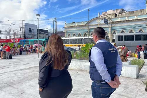 Leonardo Dias denuncia uso de ônibus escolares para transporte de sem-terra em invasão no Centro de Maceió
