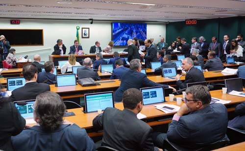 Comissão aprova projeto que remaneja orçamento do governo; Educação perde quase R$ 1 bilhão