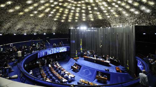 Senado gasta R$ 32 milhões em mesadas para filhas solteiras