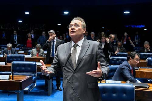 Senador Renan Calheiros deixa Sírio Libanês, após retirar tumor no rim