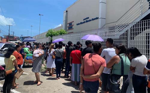 Jovens madrugam na rua para se inscrever em cursos profissionalizantes gratuitos, em Maceió