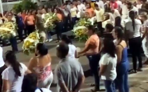 Moradores fazem cortejo para sepultar crianças mortas em incêndio