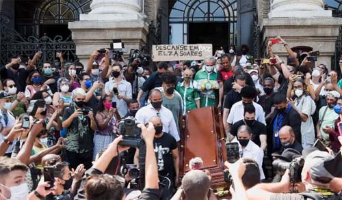 Corpo de Elza Soares é sepultado no Rio de Janeiro