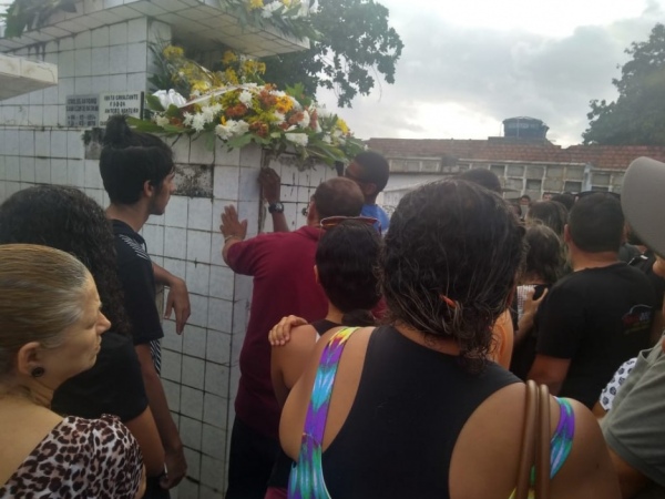 Corpo de garoto que morreu afogado no Sobral é sepultado em Maceió