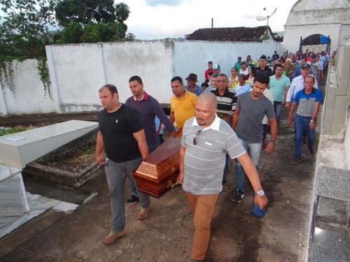 Sepultamento do radialista Mauro Correia comove amigos, parentes e seus ouvintes