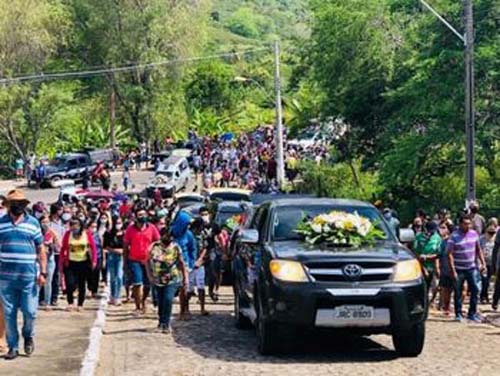 Vítimas de tragédia com ônibus em Minas Gerais são sepultadas no Sertão de Alagoas