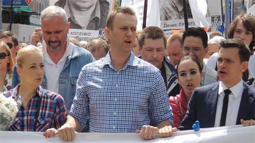 Rússia trata flores como armas e prende mais de 200 pessoas após a morte de Alexei Navalny