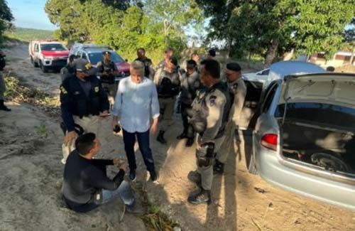 Sequestro – Homem aciona polícia de dentro da mala do carro