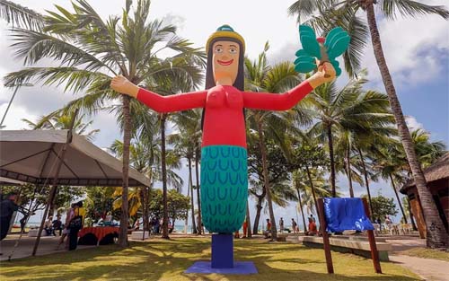 Sereia gigante da Praia de Pajuçara é depredada por vândalos