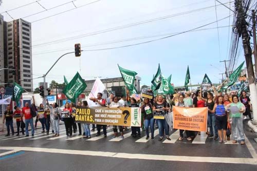 Servidores da rede estadual alagoana de ensino entram em greve