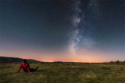 Céu de setembro terá eclipse parcial da Lua e passagem de “cometa do século”