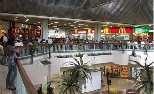 Shoppings e bares esperam reabrir neste final de semana