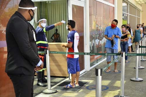 Shoppings registram filas em nova etapa do distanciamento social controlado