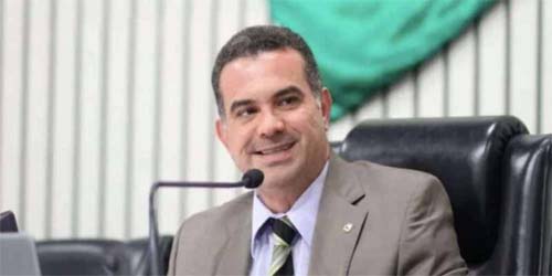 Prefeito renuncia no dia da posse, e mãe assume prefeitura no Ceará